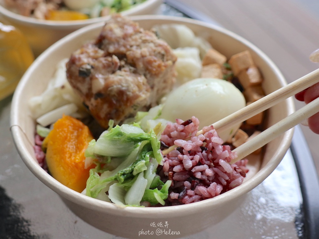 低低弄,低卡台式便當,低卡餐盒,台北健康餐盒,台北小巨蛋美食,台北美食,台北遊／宿,台式便當,台灣寶島,延吉街便當,延吉街美食,松山區美食,滷雞腿,營養師,瓜子肉,開菜單 @Helena's Blog